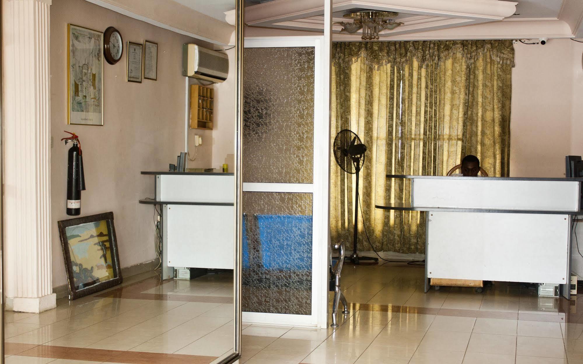 East Legon Guest Lodge Madina Ngoại thất bức ảnh