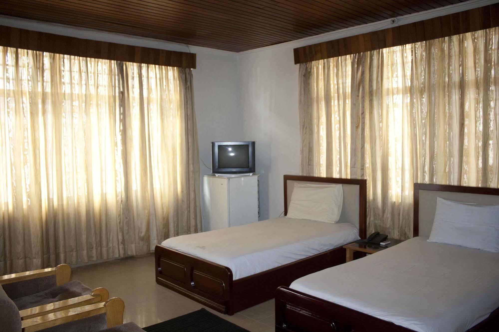 East Legon Guest Lodge Madina Ngoại thất bức ảnh