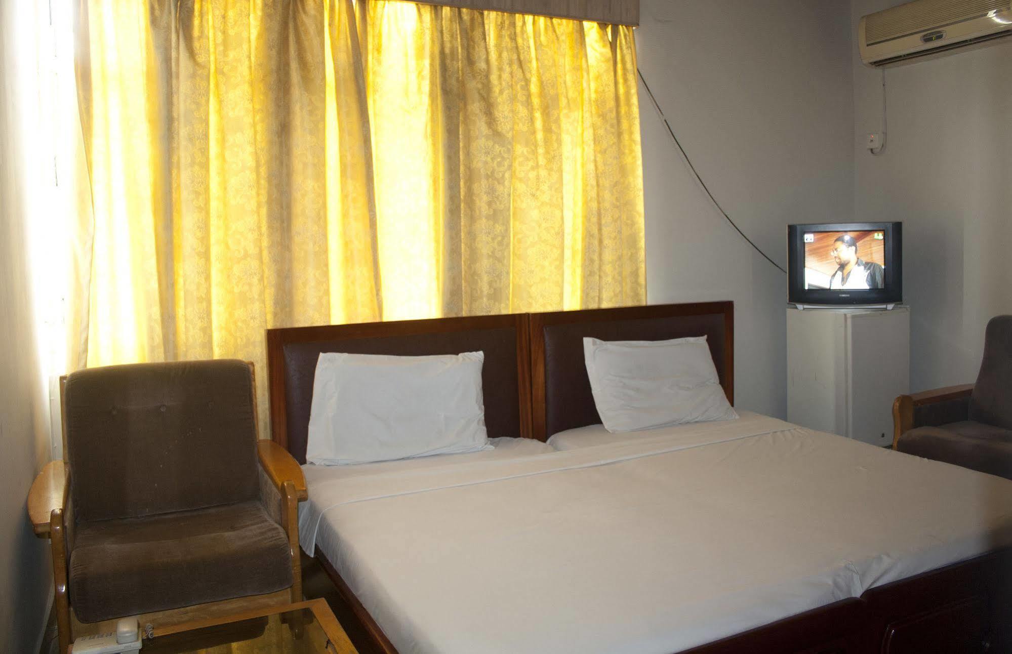 East Legon Guest Lodge Madina Ngoại thất bức ảnh