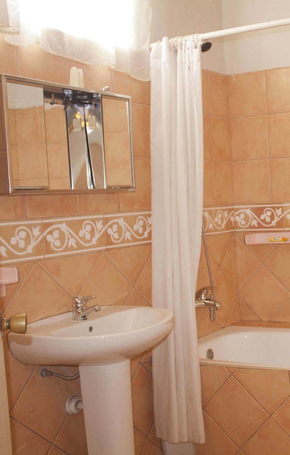 East Legon Guest Lodge Madina Ngoại thất bức ảnh