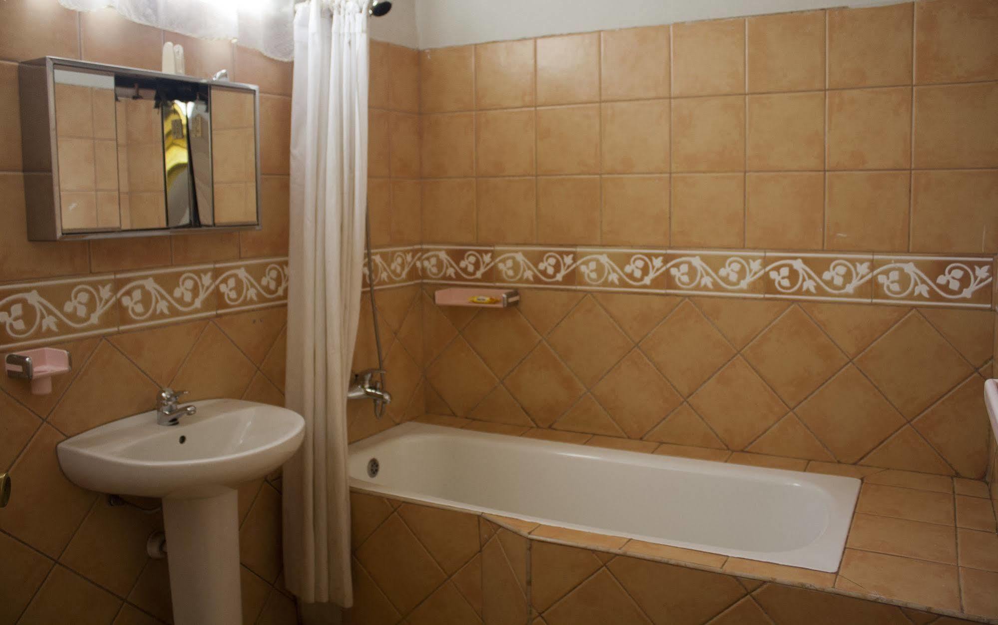 East Legon Guest Lodge Madina Ngoại thất bức ảnh