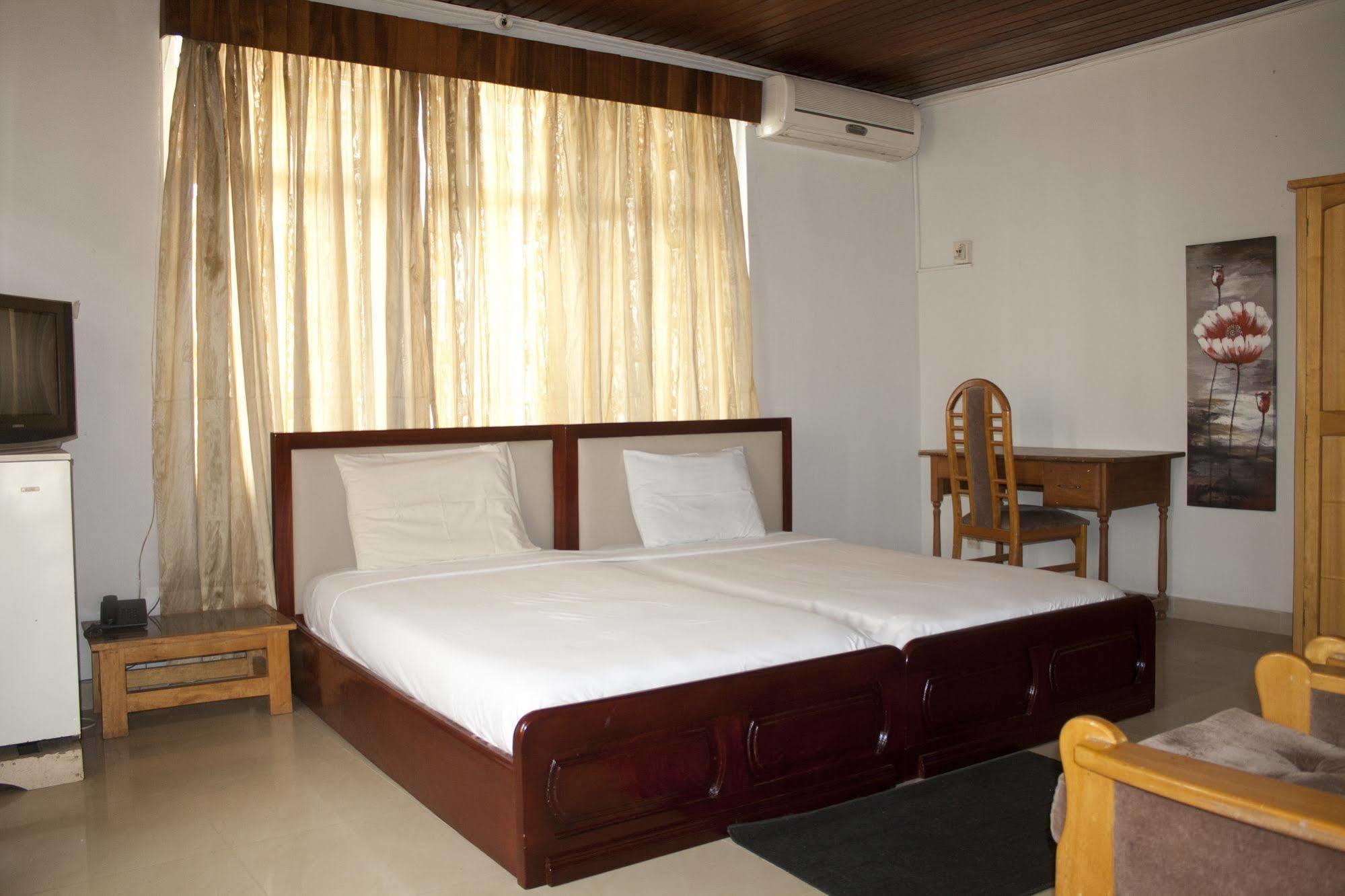 East Legon Guest Lodge Madina Ngoại thất bức ảnh