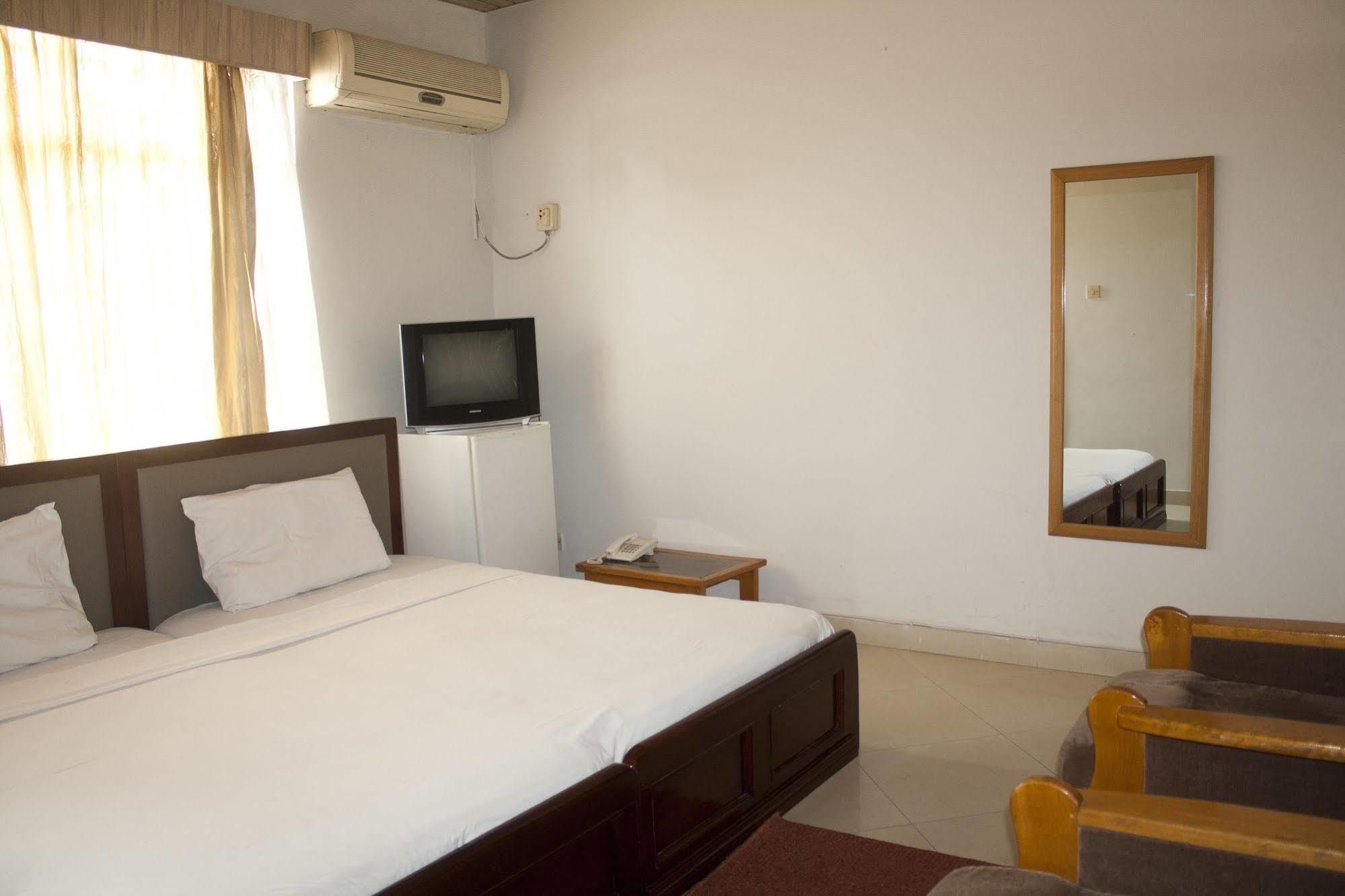 East Legon Guest Lodge Madina Ngoại thất bức ảnh