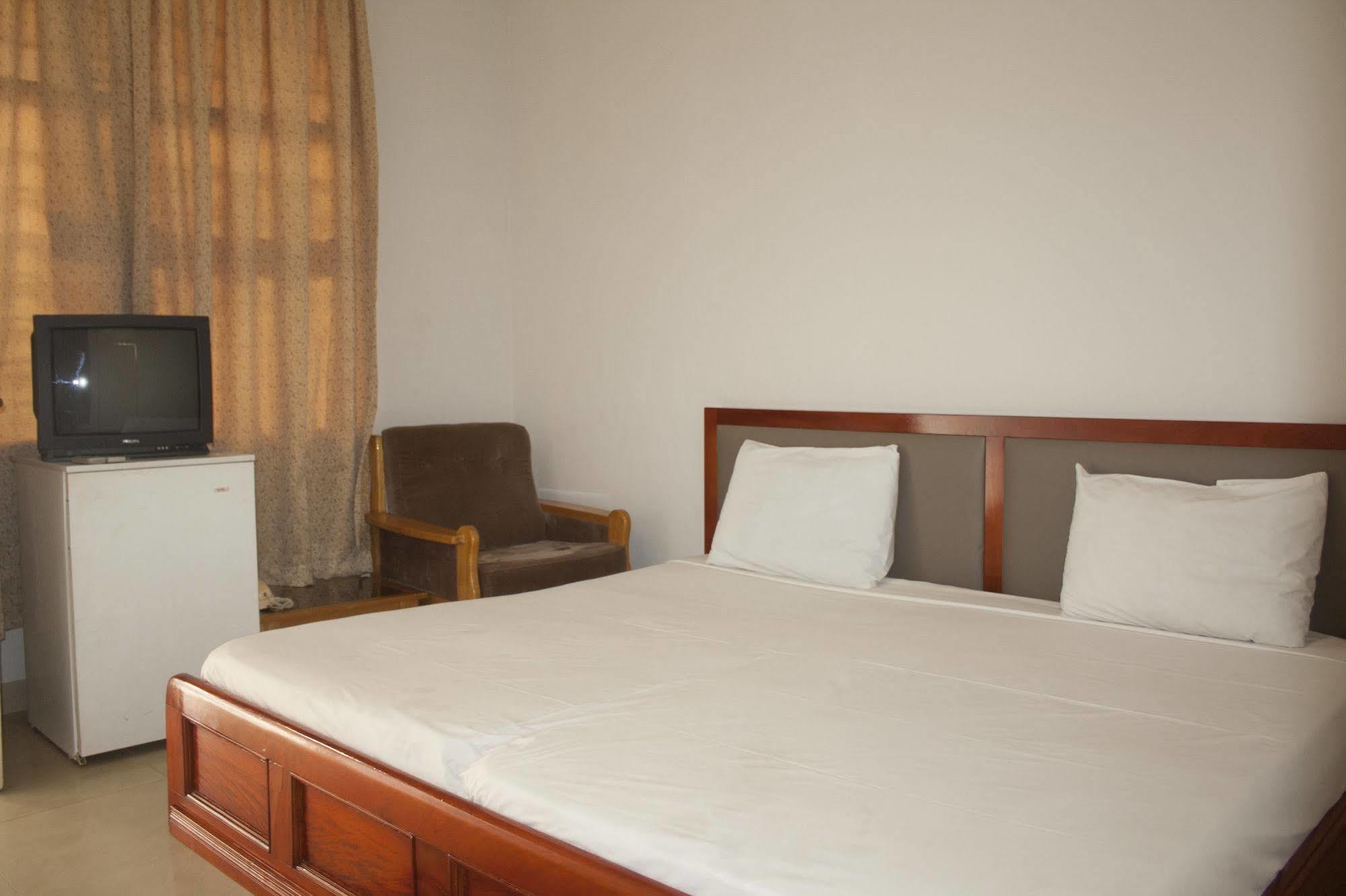 East Legon Guest Lodge Madina Ngoại thất bức ảnh