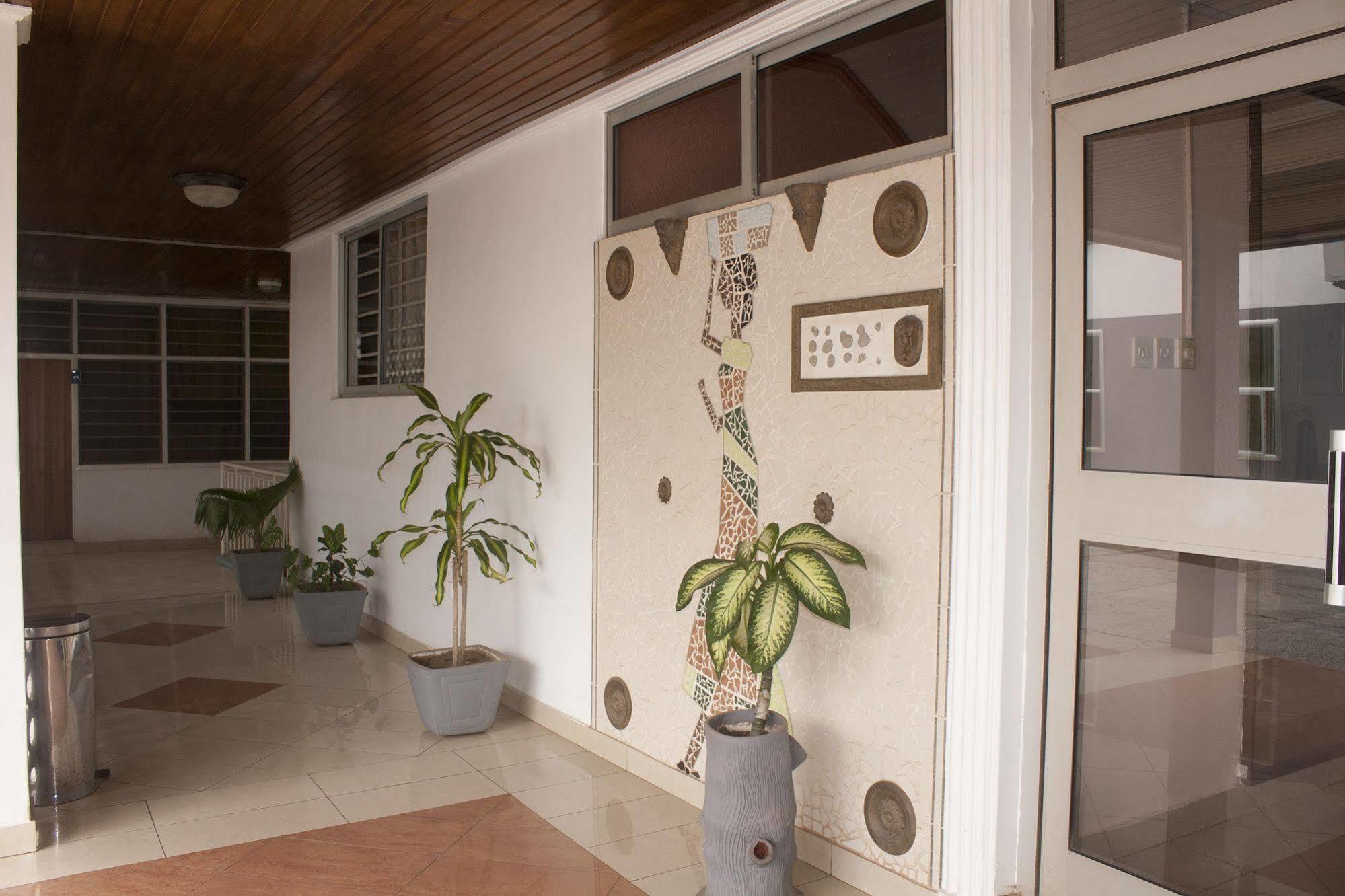 East Legon Guest Lodge Madina Ngoại thất bức ảnh